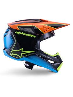 Alpinestars S-M3 Fray Helm ECE 22.06, Motocross-Helm, Schwarz, Orange, Blau und Neongelb, Seitenprofil einer glänzenden aerodynamischen Schale mit markantem orangem Helmschild, neongrünem Branding und blauen Akzenten, Offroad-Rennschutz