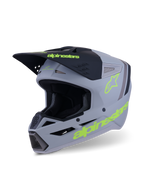 Alpinestars S-M3 Radium helm, motocross- en endurohelm, grijs, zwart en neongeel fluo mat, driekwart aanzicht met agressief schaalontwerp, geventileerde inlaatopeningen en opvallende gele logo's