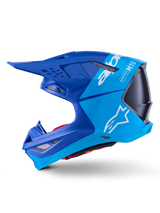 Alpinestars Supertech M10 Flood helm, motocrosshelm, metallic en medium blauw met zwart carbon, zijaanzicht met matte en glanzende afwerkingen, wit Alpinestars-logo en Supertech M10-branding, geavanceerde hoofdbescherming voor off-road racen