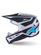 Alpinestars S-M3 Heat Helm ECE 22.06, Motocross-Helm, Silber, Blau und Schwarz mit mattem Finish, Seitenansicht, leuchtend blaues Alpinestars Stern-Logo, schwarzes Visier, mehrere Belüftungsöffnungen, aggressives aerodynamisches Design für den Offroad-Rennsport