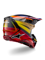 Casque Alpinestars Supertech M10 Era, casque de motocross, Gold Yellow Rio Red Glossy, vue de trois-quarts arrière montrant la coque en fibre de carbone avec des graphismes rouges et jaunes, des touches de bleu, un profil aérodynamique avec de multiples ports de ventilation et le logo Astar bien visible.