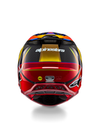 Casque Alpinestars Supertech M10 Era, casque de motocross, jaune or et rouge Rio brillant, vue arrière présentant le logo Alpinestars blanc, le logo MIPS et des ports de ventilation aérodynamiques, construction en fibre de carbone multi-composite avec des accents bleus