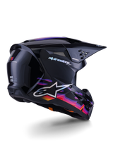 Alpinestars S-M3 Force OCD Helm, Motocross-Helm, Glänzendes Schwarz mit lebhaften violetten, pinken und orangefarbenen Wellengrafiken, weißes Alpinestars-Branding und A-Star-Logo, Dreiviertelansicht von hinten, Hochleistungs-Offroad-Rennausrüstung