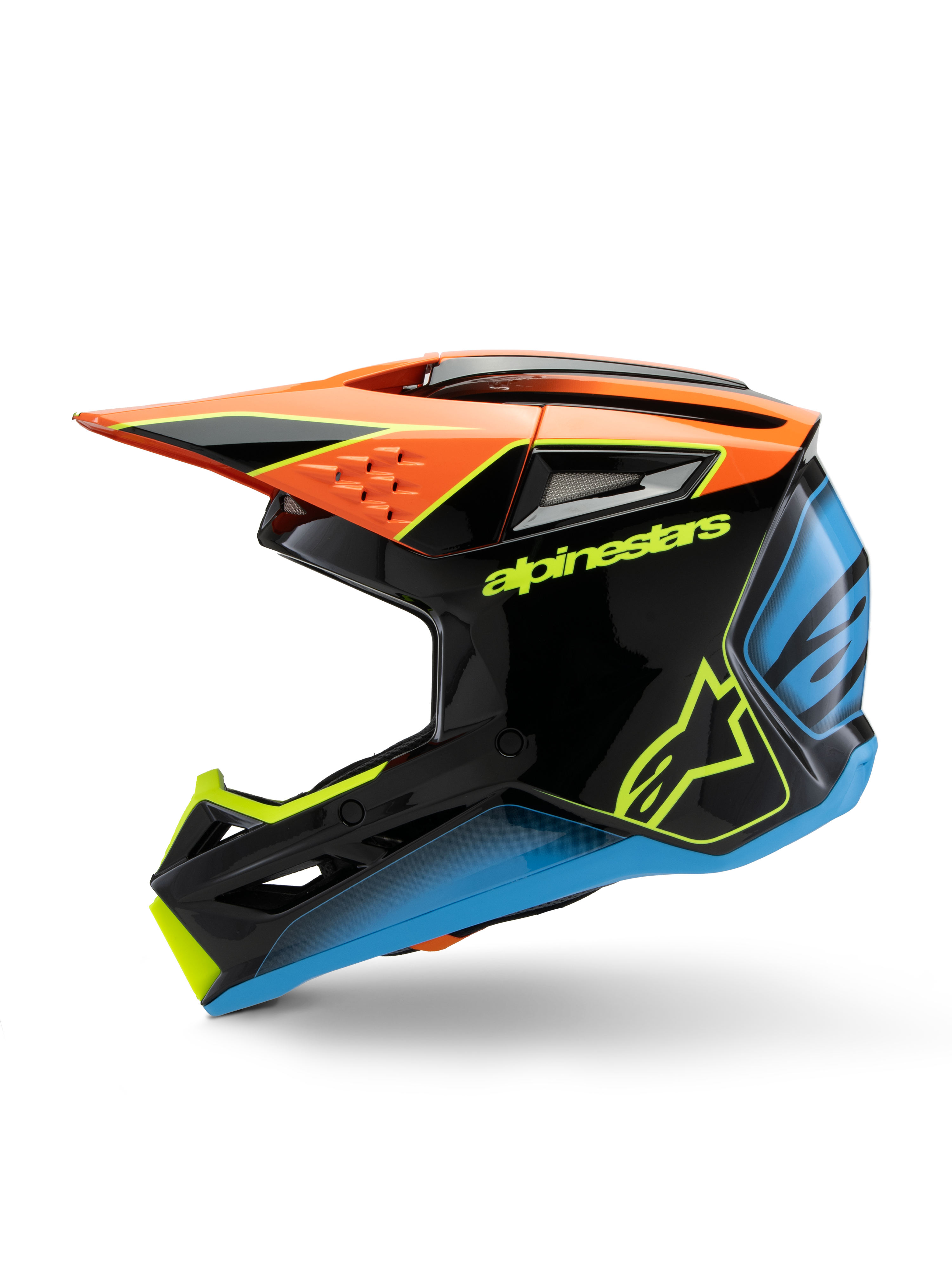 Alpinestars S-M3 Youth Fray helm, motorcrosshelm, zwart met oranje, gele en blauwe accenten, zijaanzicht, voorzien van opvallende Alpinestars-branding, agressieve styling met een groot vizier en ventilatieopeningen, hoogglans beschermende uitrusting voor jonge off-road rijders