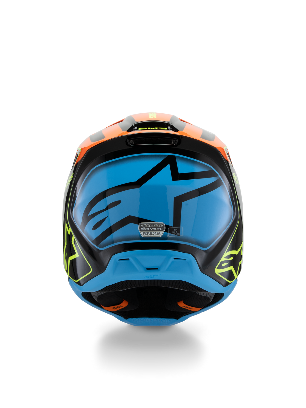 Alpinestars S-M3 Youth Fray-helm, motorcrosshelm, zwart met oranje en fluorescerend gele accenten en een grote blauwe graphic op de achterzijde, achteraanzicht met ventilatieopeningen en ECE 22.06-certificeringslabel, ontworpen voor off-road prestaties voor de jeugd.