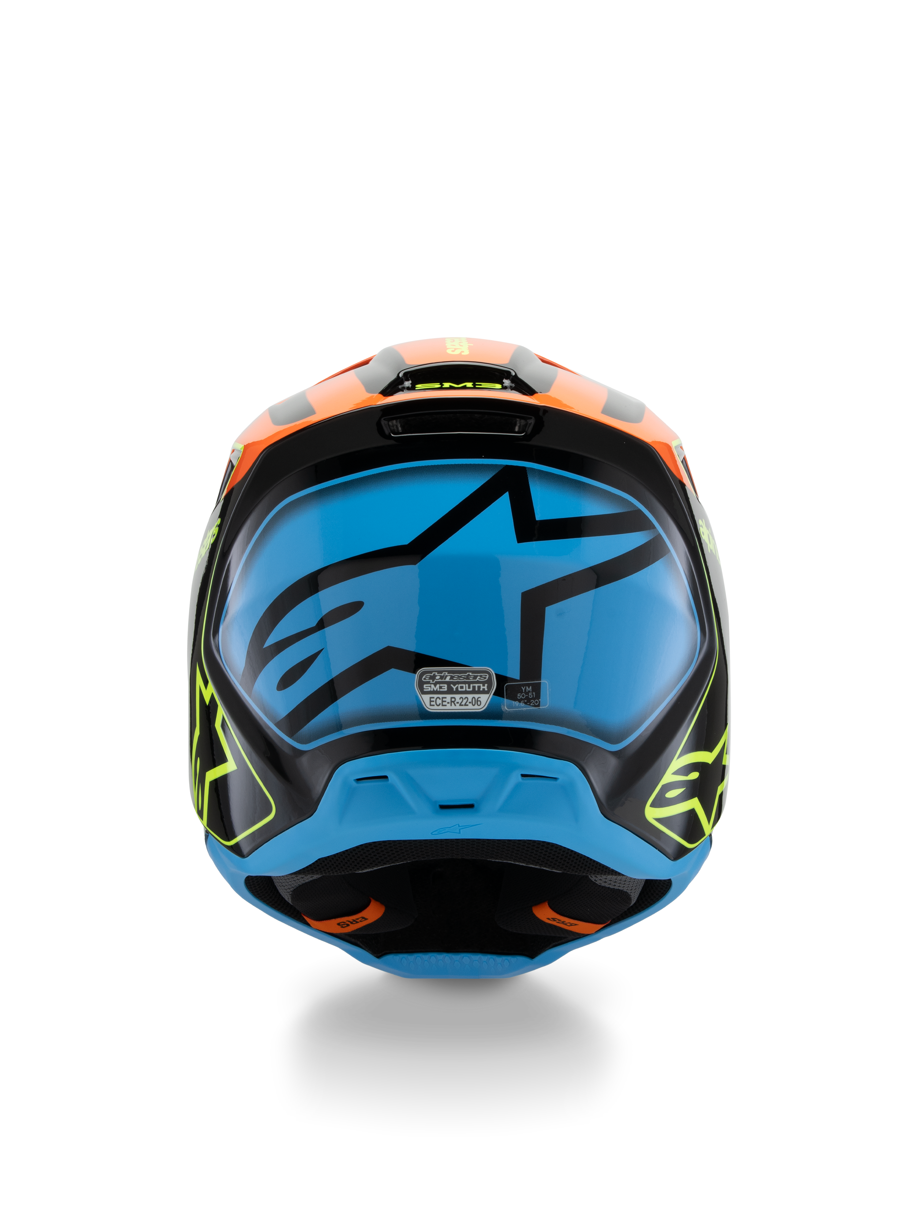 Alpinestars S-M3 Youth Fray-helm, motorcrosshelm, zwart met oranje en fluorescerend gele accenten en een grote blauwe graphic op de achterzijde, achteraanzicht met ventilatieopeningen en ECE 22.06-certificeringslabel, ontworpen voor off-road prestaties voor de jeugd.