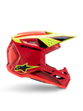 Alpinestars S-M3 Youth Fray Helm, motocrosshelm, rood, fluorgeel en glanzend zwart, zijaanzicht met een gestroomlijnd aerodynamisch ontwerp met geïntegreerd vizier en opvallende ventilatieopeningen, opvallende zwarte branding op een felrode schaal, geoptimaliseerd voor off-road prestaties voor de jeugd
