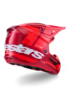 Alpinestars S-M7 Core Helm, motorcrosshelm, glanzend rood met groot wit Alpinestars-logo op de zijkant, voorzien van een aerodynamische schaal, geïntegreerde ventilatieopeningen en een beschermend vizier, 3/4 achteraanzicht