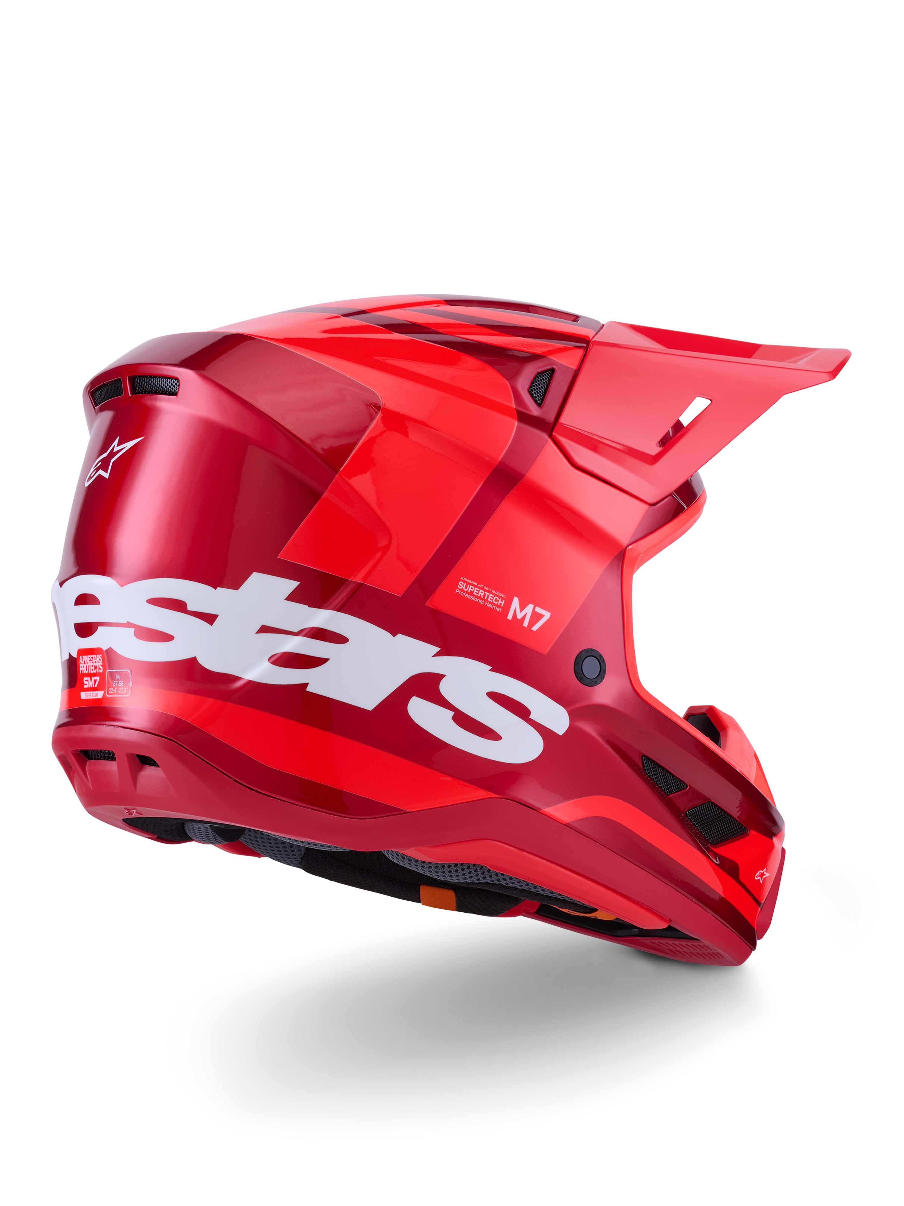 Alpinestars S-M7 Core Helm, motorcrosshelm, glanzend rood met groot wit Alpinestars-logo op de zijkant, voorzien van een aerodynamische schaal, geïntegreerde ventilatieopeningen en een beschermend vizier, 3/4 achteraanzicht