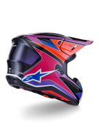 Alpinestars S-M7 Fuse Helm, Motocross-Helm, Blau, Lila und Pink glänzend mit orangefarbenen und schwarzen Akzenten, Dreiviertelansicht von hinten zeigt die aerodynamische Schale, das Visier und die Belüftungsöffnungen, professioneller Schutz für den Offroad-Rennsport