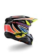 Alpinestars S-M3 Youth Wurx helm, jeugd motorcrosshelm, zwart met levendig oranje, rode, blauwe en fluorescerend gele accenten, driekwart achteraanzicht met aerodynamische schaal en ventilatieopeningen, glanzende afwerking met opvallende Alpinestars-branding