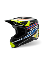 Alpinestars S-M3 Youth Wurx Helm ECE 22.06, motorcrosshelm, glanzend zwart met fluoriserend gele, blauwe en rood-oranje graphics, driekwart aanzicht met focus op de aerodynamische schaal en ventilatiepoorten, beschermende off-road uitrusting voor jonge rijders