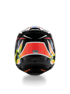 Alpinestars S-M3 Jeugd Wurx Helm ECE 22.06, motorcrosshelm, achteraanzicht, zwart met rode, fluorescerend gele en blauwe graphics, met opvallende hoekige patronen, sterlogo's en ECE 22.06-certificeringssticker, ontworpen voor off-road racing voor de jeugd