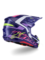 Alpinestars S-M7 Deed helm, motocrosshelm, glanzend paars roze, zij-achteraanzicht met witte en limegroene accenten, opvallend roze Alpinestars-woordmerk en sterlogo, aerodynamisch composiet schaalontwerp voor off-road prestaties