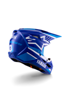 Casque de motocross Alpinestars Yamaha S-M3 Youth, bleu et blanc brillant, avec logo Yamaha imposant sur le côté et à l'arrière, coque aérodynamique avec ventilation arrière, protection de tête tout-terrain pour enfant, vue de trois-quarts arrière.