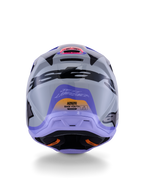 Casque Alpinestars S-M3 Jettson Junior ECE 22.06, casque de motocross, vue arrière en gris, violet et noir brillant, avec le graphisme signature de Jett Lawrence, des logos noirs imposants et des ports de ventilation, finition brillante pour la course tout-terrain