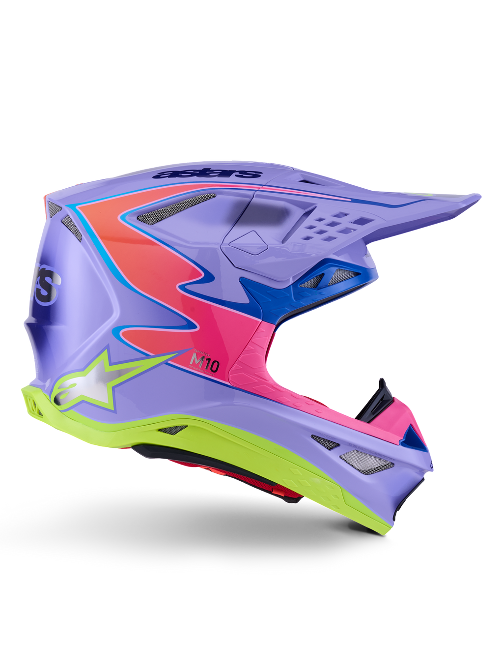 Alpinestars Supertech M10 Jett Lawrence R01 helm, motorcrosshelm, paars met roze en fluorescerend gele accenten, zijprofiel met de aerodynamische carbon schaal, meerdere ventilatieopeningen en opvallende Alpinestars-branding voor off-road prestaties