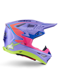 Alpinestars Supertech M10 Jett Lawrence R01 helm, motorcrosshelm, paars met roze en fluorescerend gele accenten, zijprofiel met de aerodynamische carbon schaal, meerdere ventilatieopeningen en opvallende Alpinestars-branding voor off-road prestaties