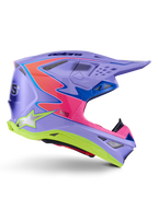 Alpinestars Supertech M10 Jett Lawrence R01 helm, motorcrosshelm, paars met roze en fluorescerend gele accenten, zijprofiel met de aerodynamische carbon schaal, meerdere ventilatieopeningen en opvallende Alpinestars-branding voor off-road prestaties
