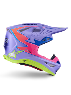 Casque Alpinestars Supertech M10 Jett Lawrence R01, casque de motocross, violet avec accents rose et jaune fluo, profil latéral montrant la coque aérodynamique en carbone, multiples orifices de ventilation et marquage Alpinestars audacieux pour la performance tout-terrain