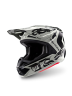 Alpinestars Limited Edition S-M7 Wolf Dust Helm, motorcrosshelm, Dune Black Glossy, lichtgrijze schaal met zwarte gotische 'ASTARS' belettering en sterlogo, rood accent aan de onderrand, voorzien van een hoogwaardig vizier en meerdere ventilatieopeningen, driekwart vooraanzicht