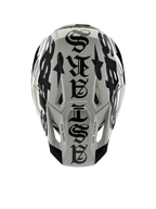 Alpinestars Limited Edition S-M7 Wolf Dust-helm, bovenaanzicht, Dune en zwart glanzende afwerking, met opvallende typografie in gotische stijl over de bovenzijde en One Goal One Vision-details, professionele hoofdbescherming voor motorcross
