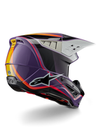 Alpinestars S-M5 Sail Helm ECE, motorcross helm, violet zwart zilver glanzend, voorzien van oranje en gele streepaccenten, groot zwart sterlogo, aerodynamisch profiel met ventilatieopeningen aan de achterzijde, glanzende afwerking voor off-road racen