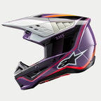 Alpinestars S-M5 Sail Helm ECE, motorcrosshelm, paars, zwart en zilver glanzend, zijprofiel met een zilveren klep, zwart zijpaneel met 'SM5'-tekst en wit Astar-logo, aerodynamische schaal met ventilatieopeningen voor off-road racen