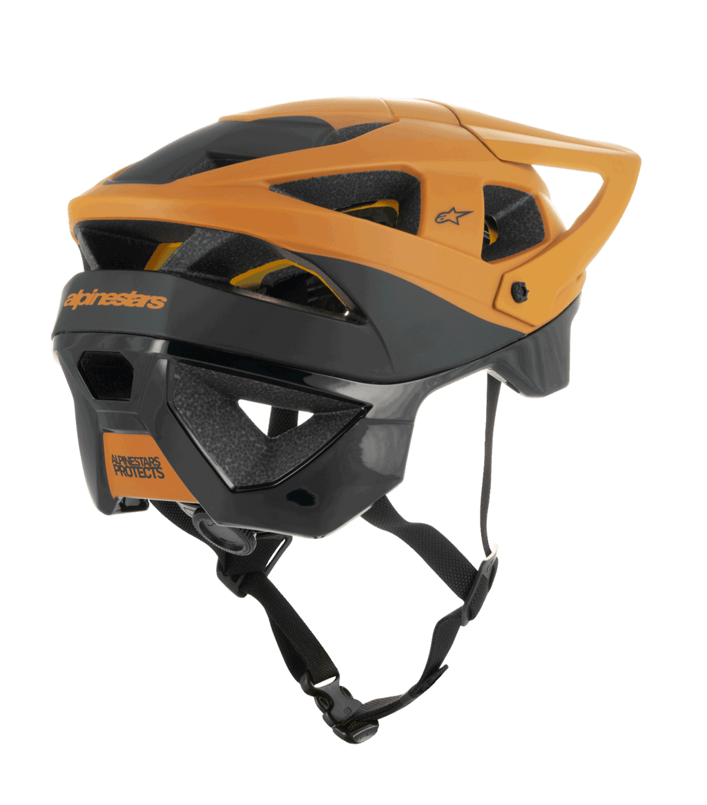 Alpinestars Vector Tech Zeal-helm, MTB-helm, zwart en donkergoud, achteraanzicht van de zijkant met meerdere ventilatieopeningen, verstelbaar vizier en stevige zwarte kinriem, beschermende mountainbike-uitrusting met Alpinestars-branding