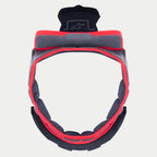 Alpinestars Supertech R10 Crown Pad, vervangende binnenvoering voor helm, grijze zachte stof met rode bies en zwarte bevestigingslipjes, cirkelvormig ontwerp voor S-R10 helmen, met geborduurd sterlogo op het bovenste lipje