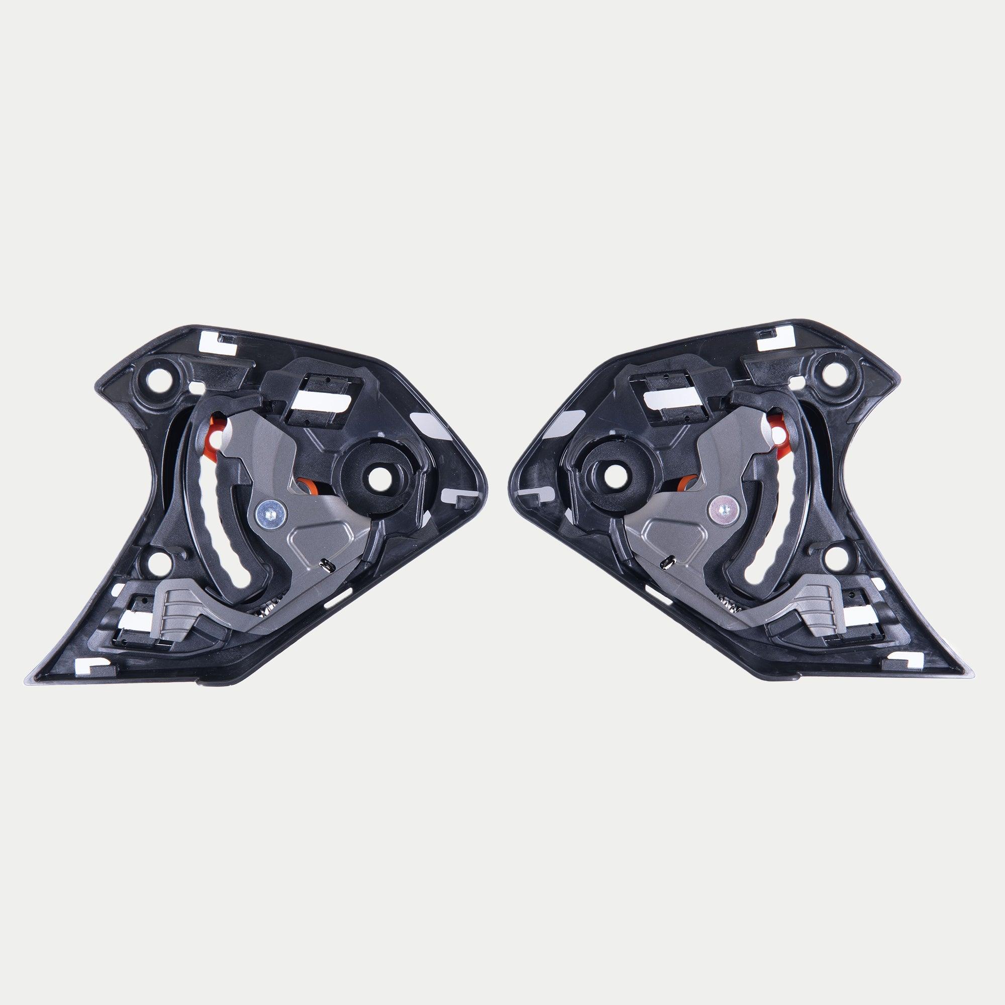 Alpinestars Supertech R10 viziermechanisme, helm accessoire, zwart, paar vervangende viziermechanismen voor S-R10 helmen, gedetailleerde zwarte kunststof onderdelen met zichtbare metalen en oranje mechanische elementen, essentiële hardware voor de vizierbediening