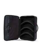 Étui pour masque Alpinestars Supertech Vision, noir, vue intérieure ouverte, trois séparateurs modulaires pré-courbés pour le rangement des lentilles et des masques, poches en maille douce sur le couvercle pour les accessoires, design horizontal de style mallette avec poignée rembourrée, organisateur protecteur d'équipement de motocross