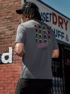 T-shirt Alpinestars Pop Helmet CSF, t-shirt à manches courtes, gris anthracite, graphisme au dos représentant des casques M10 colorés et le texte rose « ALPINESTAR PROTECTS », streetwear décontracté inspiré du sport automobile