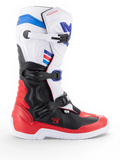 Alpinestars Tech 3, bottes de motocross blanches et rouge vif avec accents bleu foncé, protections en TPU noir et fermeture à trois boucles, vue de profil