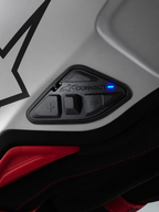 Alpinestars A-Connect Intercom-System, Motorradhelm-Kommunikationssystem mit 4-Tasten-Layout und aktiver blauer Status-LED, installiert an der Helmschale, Schwarz und Grau