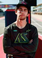 Alpinestars Ayess Csf Tee, T-shirt met lange mouwen, zwart, met groen en geel kleurverloop AS-graphics op de borst en mouwen, casual op motorsport geïnspireerde streetwear gedragen op een circuit.