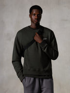 Alpinestars Essentials Ageless Crew, Rundhals-Sweatshirt, Off-Black, mit kleinem weißem Alpinestars-Logo auf der Brust, geripptem Kragen und Saum, lässige Lifestyle-Streetwear