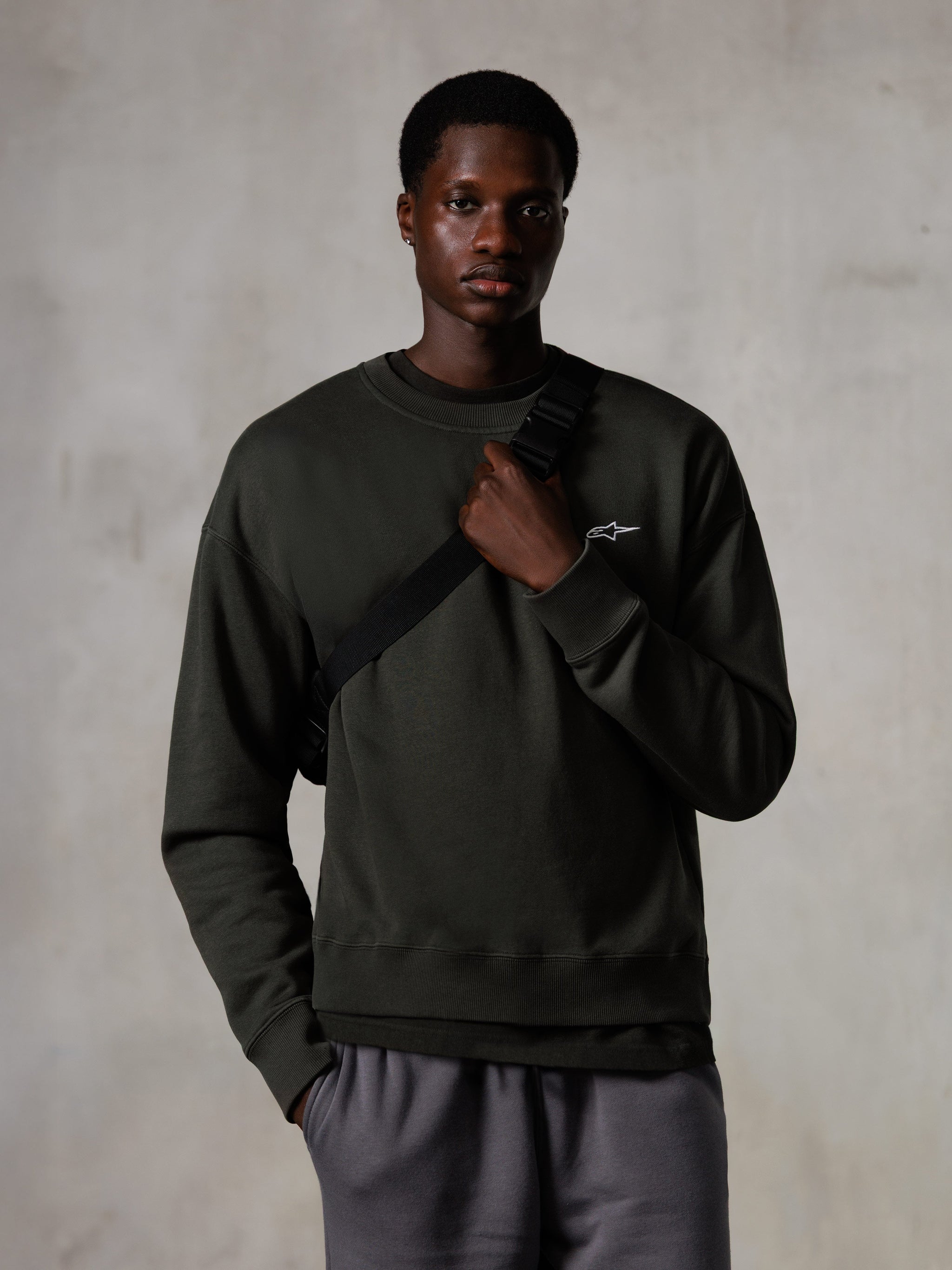 Alpinestars Essentials Ageless Crew, Rundhals-Sweatshirt, Off-Black, mit kleinem weißem Alpinestars-Logo auf der Brust, geripptem Kragen und Saum, lässige Lifestyle-Streetwear