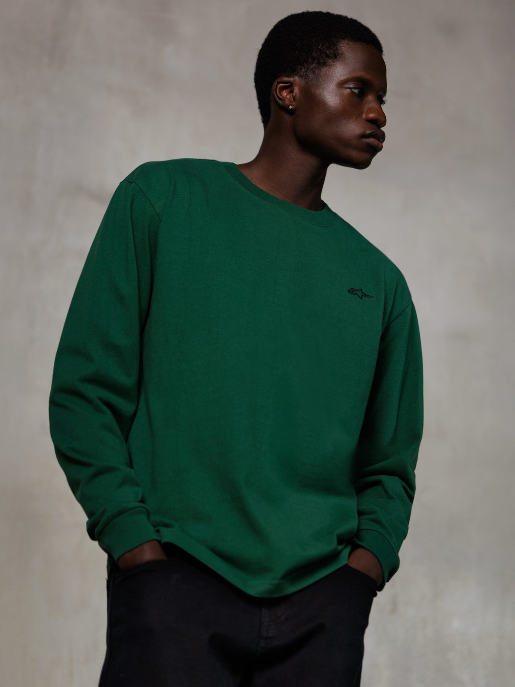 Alpinestars Essentials Ageless LS Tee, t-shirt à manches longues, vert sapin, petit logo noir sur la poitrine, col rond, coupe décontractée, streetwear décontracté en coton biologique de qualité supérieure