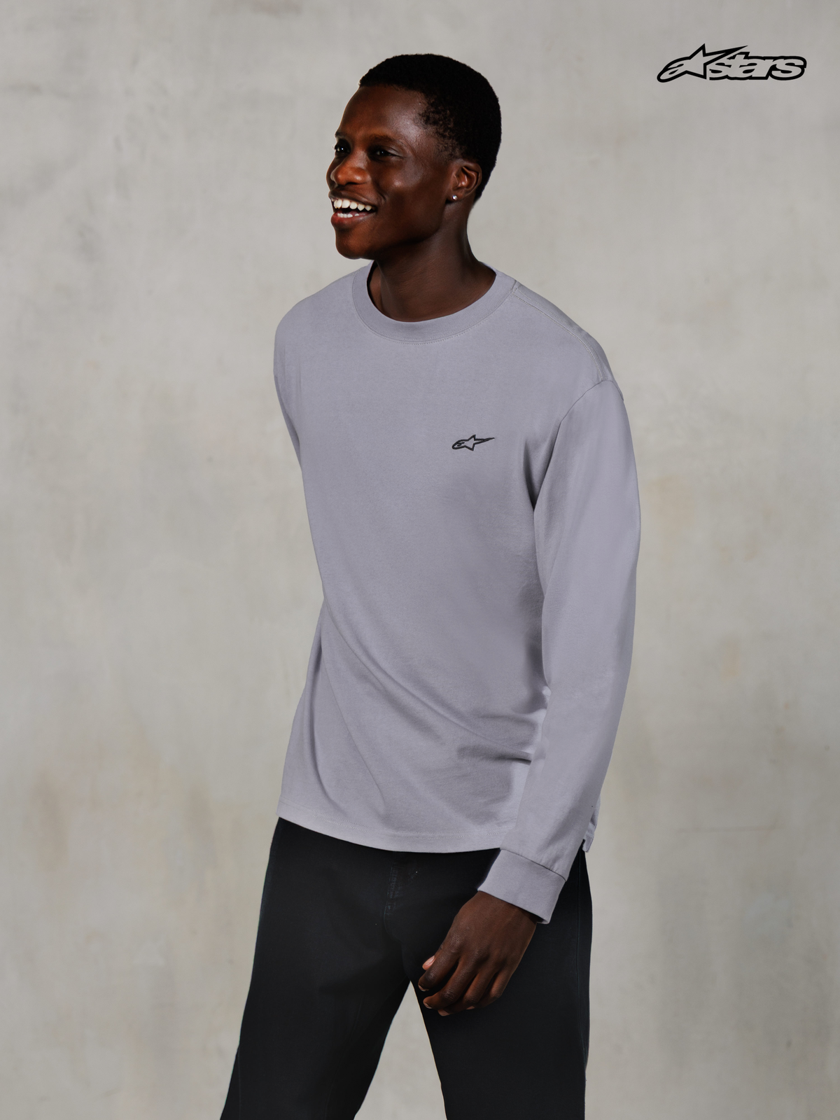 Alpinestars T-Shirt Essentials Ageless, t-shirt à manches longues pour homme gris argenté, en jersey de coton biologique, porté par un modèle