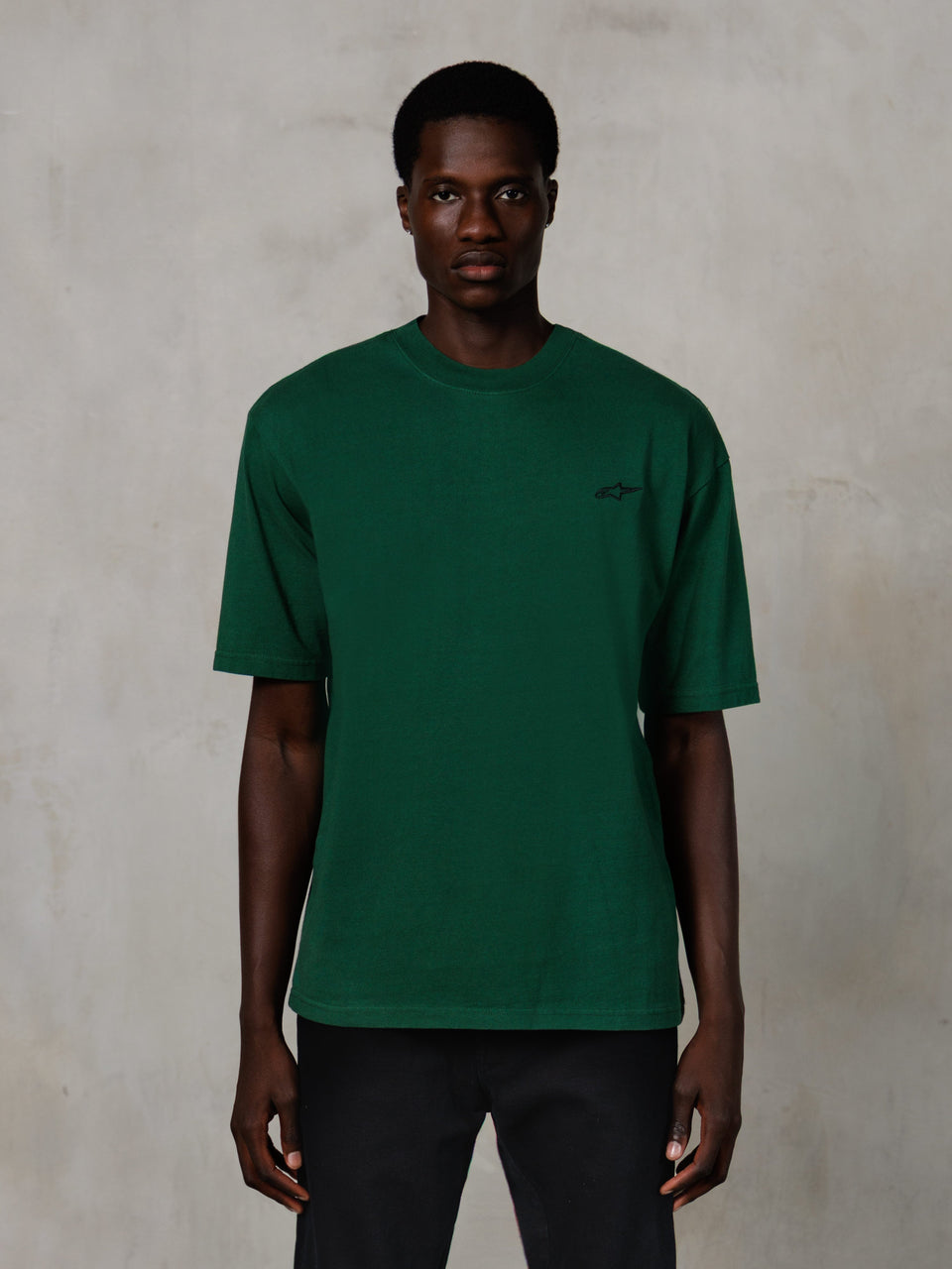 Alpinestars Essentials Ageless SS Tee, T-shirt met korte mouwen, dennengroen, met een klein zwart logo op de borst, relaxte pasvorm, casual lifestyle streetwear