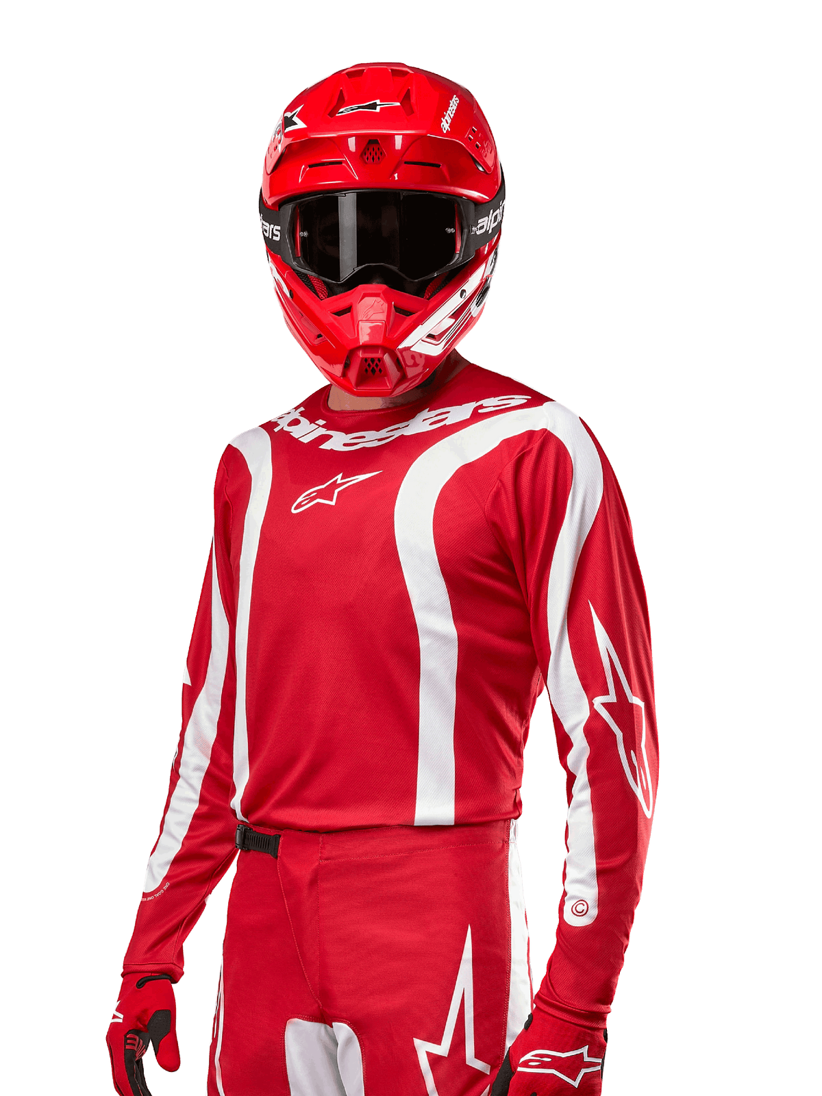 Alpinestars 2024 Fluid Lurv jersey, motorcross shirt, Mars Red en wit, gedragen met bijpassende rode helm en handschoenen, opvallend sportief design met witte gebogen strepen en Alpinestars-branding