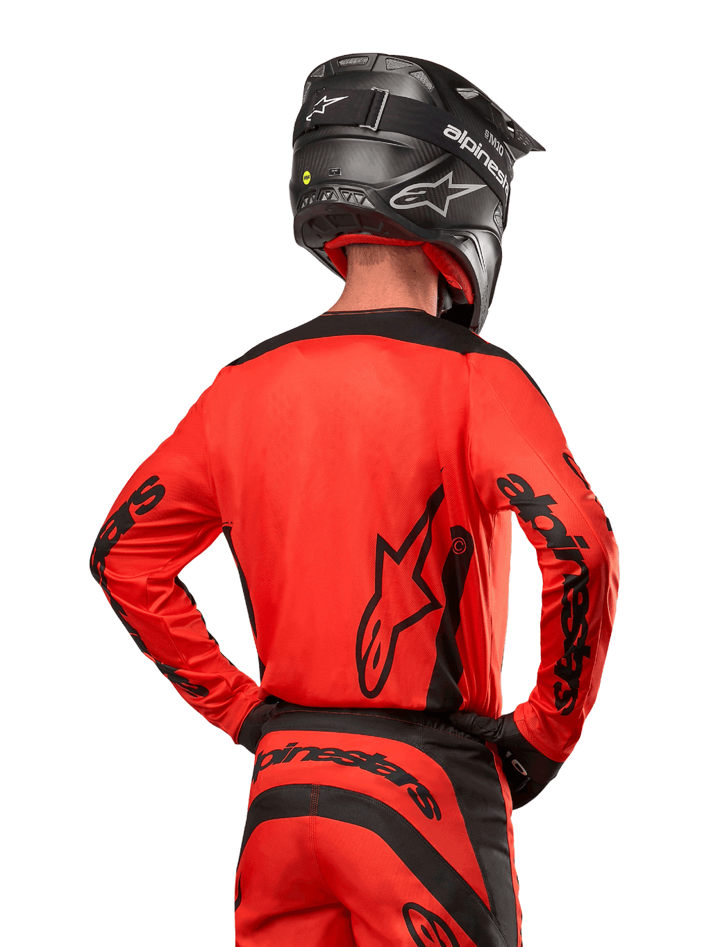 Alpinestars 2024 Fluid Lurv Jersey, motorcross shirt van achteren gezien, Hot Orange en zwart, opvallende Alpinestars-branding op de rug en mouwen, bijpassende crossbroek en zwarte helm, ontworpen voor off-road raceprestaties