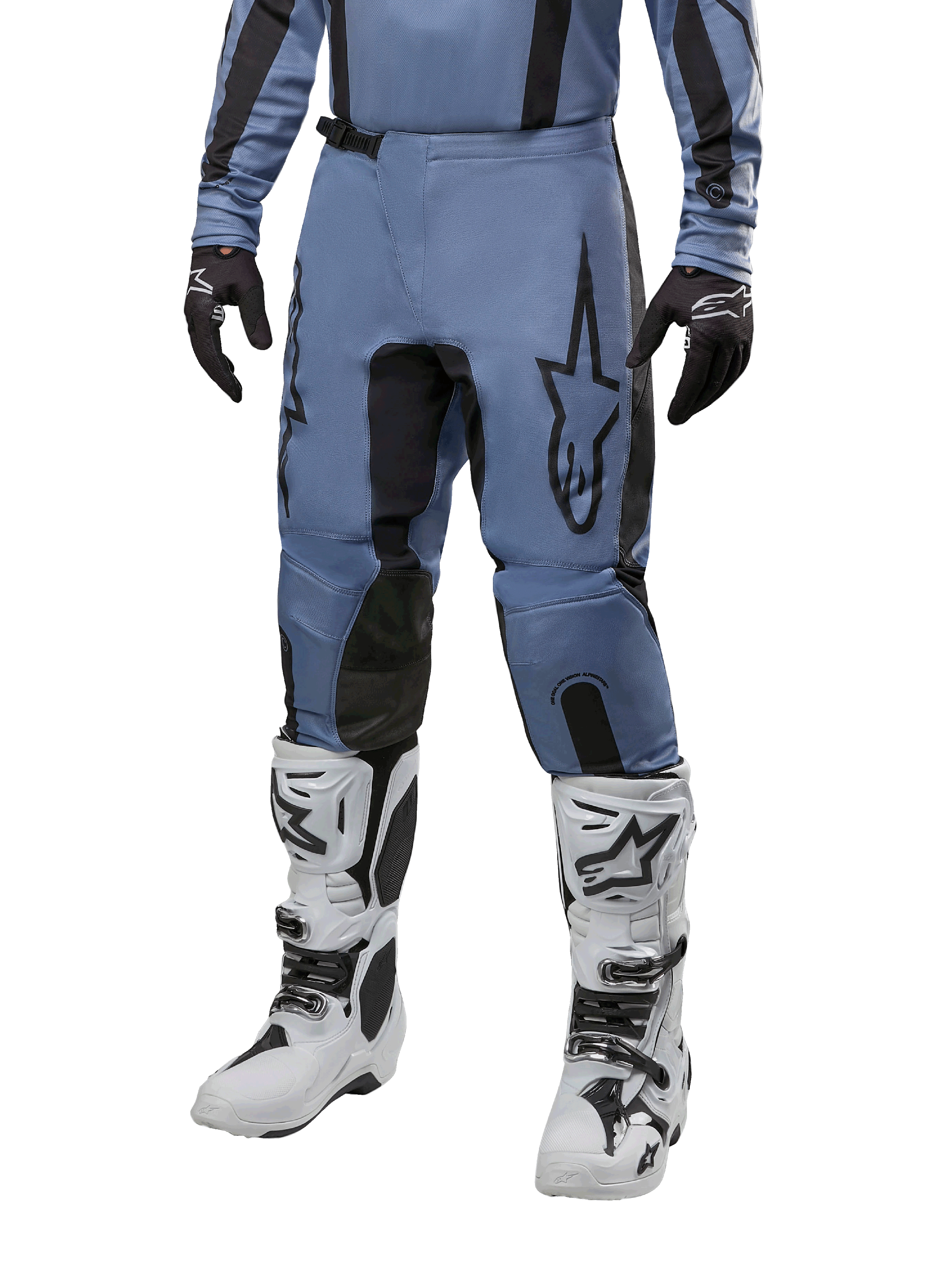 Pantalon Alpinestars Fluid Lurv 2024, pantalon de motocross, bleu clair et noir, porté avec un maillot à manches longues assorti et des bottes de motocross blanches, doté d'un logo étoile noire sur la cuisse et de panneaux intérieurs de genoux renforcés, vue de face sur fond blanc