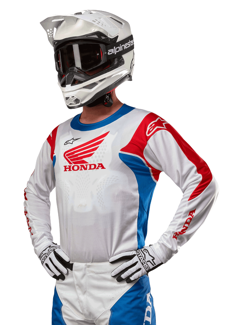 Motocross-Fahrer im Honda Racer Iconic Trikot in Weiß, Hellblau und Hellrot mit einem großen Honda-Flügel-Logo auf der Brust, kombiniert mit einem weißen Alpinestars-Helm und passenden weiß-schwarzen Handschuhen, abgestimmte Ausrüstung für Offroad-Performance
