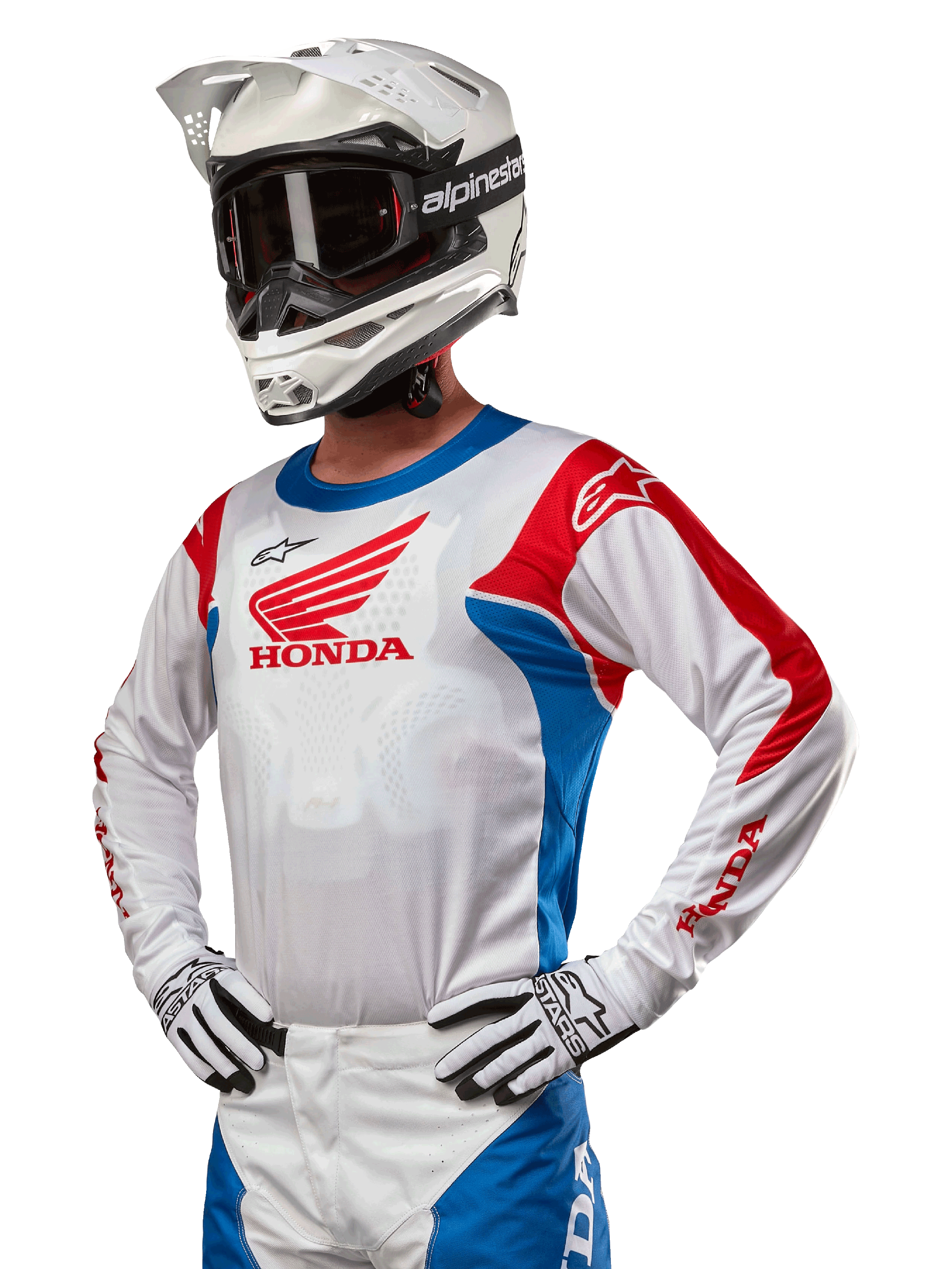 Motocross-Fahrer im Honda Racer Iconic Trikot in Weiß, Hellblau und Hellrot mit einem großen Honda-Flügel-Logo auf der Brust, kombiniert mit einem weißen Alpinestars-Helm und passenden weiß-schwarzen Handschuhen, abgestimmte Ausrüstung für Offroad-Performance