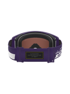 Alpinestars Limited Edition HUNTA96 XXV Supertech Vision Goggles, Lila und Weiß, Rückansicht des verstellbaren Brillenbands mit schwarzem Alcantara-Aufnäher, gelben Kontrastnähten und Hunter Edition One Branding, hochwertige Motocross-Brille inspiriert vom Porsche GT3RS