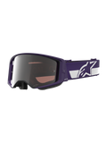 Alpinestars Limited Edition HUNTA96 XXV Supertech Vision Brille, Motocross-Brille, Lila und Weiß mit silbernen Spiegelgläsern, mit „ONE GOAL. ONE VISION.“ Schriftzug auf dem Glas, breites verstellbares Band mit markantem Alpinestars-Logo, hochleistungsfähige Schutzbrille für den Offroad-Rennsport