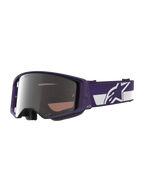 Alpinestars Limited Edition HUNTA96 XXV Supertech Vision Brille, Motocross-Brille, Lila und Weiß mit silbernen Spiegelgläsern, mit „ONE GOAL. ONE VISION.“ Schriftzug auf dem Glas, breites verstellbares Band mit markantem Alpinestars-Logo, hochleistungsfähige Schutzbrille für den Offroad-Rennsport