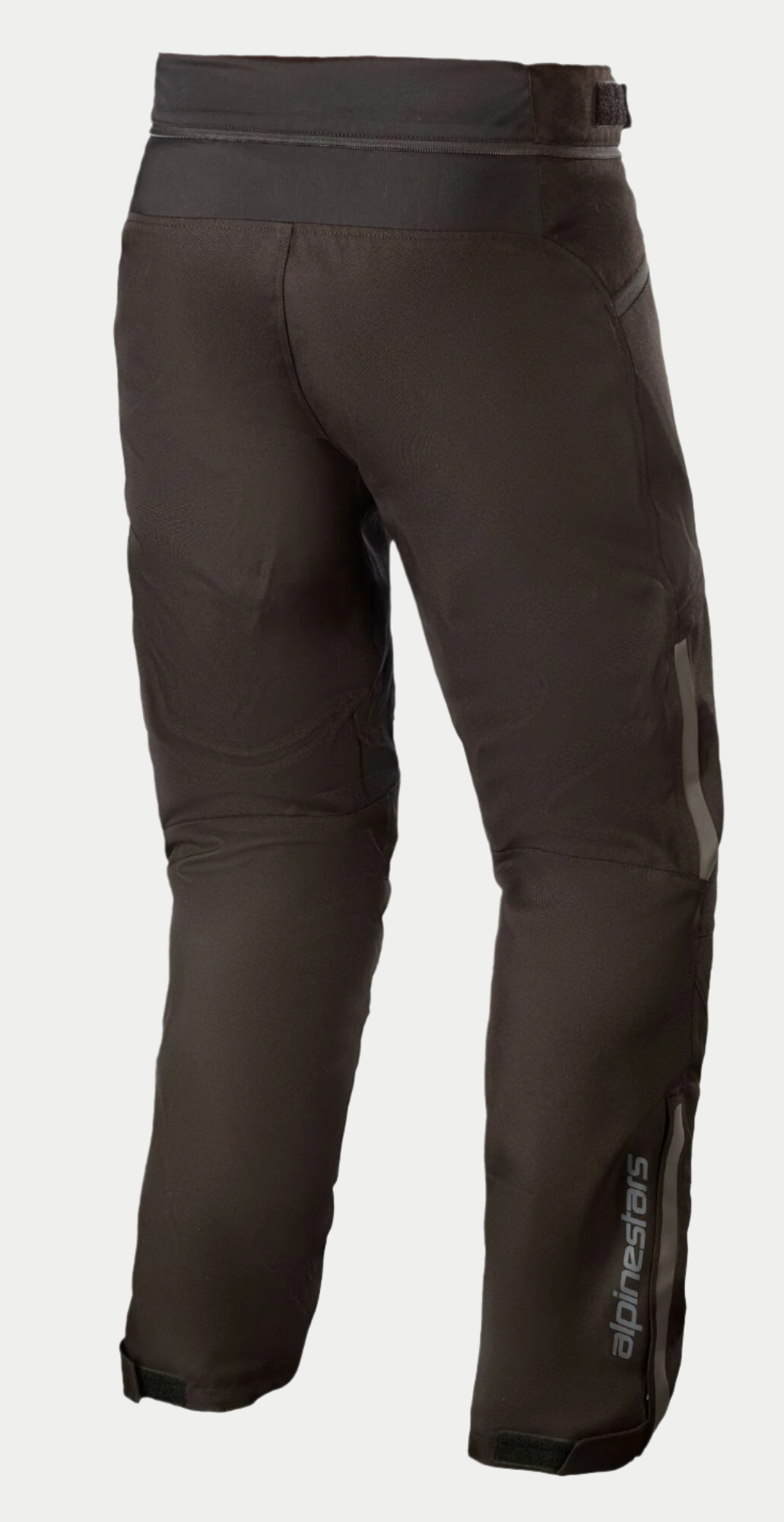 Pantalon imperméable Alpinestars AST-1 V2 - Court, pantalon de moto noir, vue arrière avec construction textile durable, logo Alpinestars réfléchissant sur le bas de la jambe, fermeture éclair de raccordement à la taille et ceinture réglable par bande auto-agrippante